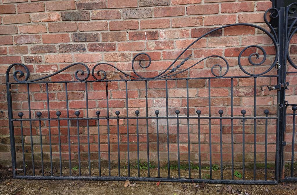 <p>Pair Iron Gates with Posts</p><p>418 cm wide